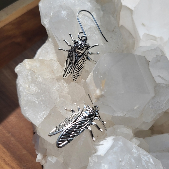 Silvertone cicada dangle earrings - Picture 4 of 8